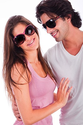 Jeune couple souriant et portant des verres fums